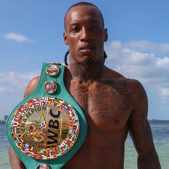 fandelbox's tweet photo. 🥊 ¡El 'Vaquero' Navarrete quiere hacer historia este sábado!

Tricampeón mundial en Supergallo, Pluma y Superpluma, y uno de los grandes orgullos del boxeo mexicano actual. 🇲🇽

Con un récord de 40-2-1 (33 KO) 🔥, buscará unificar tres cinturones ante el peligroso O'Shaquie Foster.  

¿Quién saldrá con la mano en alto? 👑
#NavarreteFoster