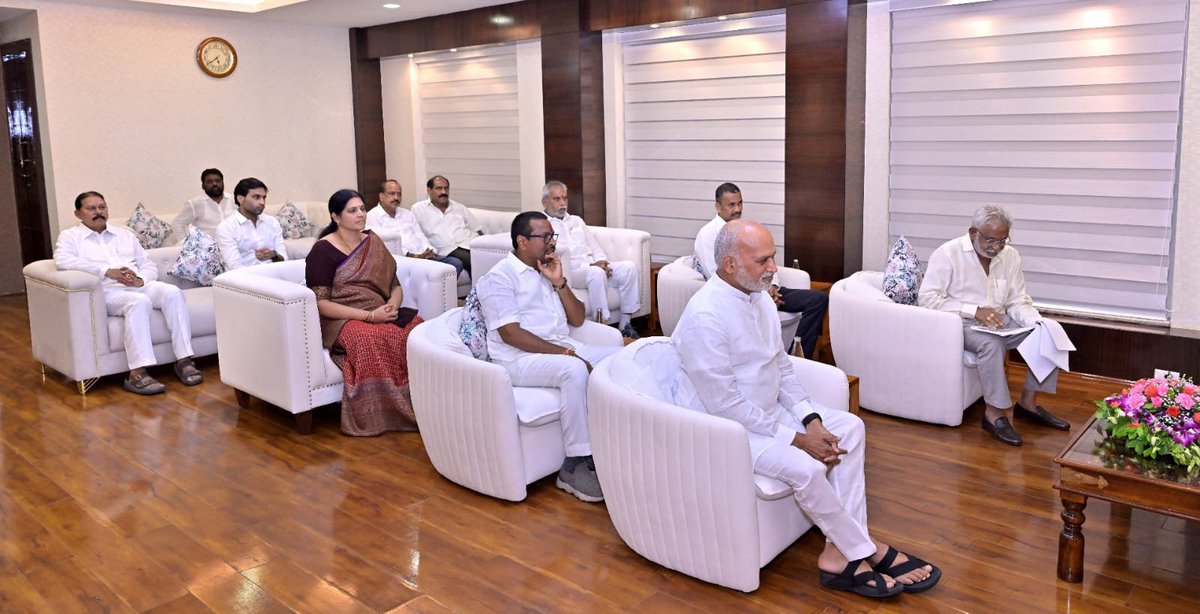 MundlapatiSree7's tweet photo. రాష్ట్రవ్యాప్తంగా చంద్రబాబు ప్రభుత్వం స్థానిక సంస్థల ఎన్నికల్లో చేస్తున్న అక్రమాలు, దౌర్జన్యాలపై ఈరోజు విజయవాడలో లోక్ భవన్లో గవర్నర్ జస్టిస్ శ్రీ అబ్దుల్ నజీర్ గారిని కలిసి ఫిర్యాదు చేయడం జరిగింది.
#SaveDemocracyInAP https://t.co/xiKb3alLFF
