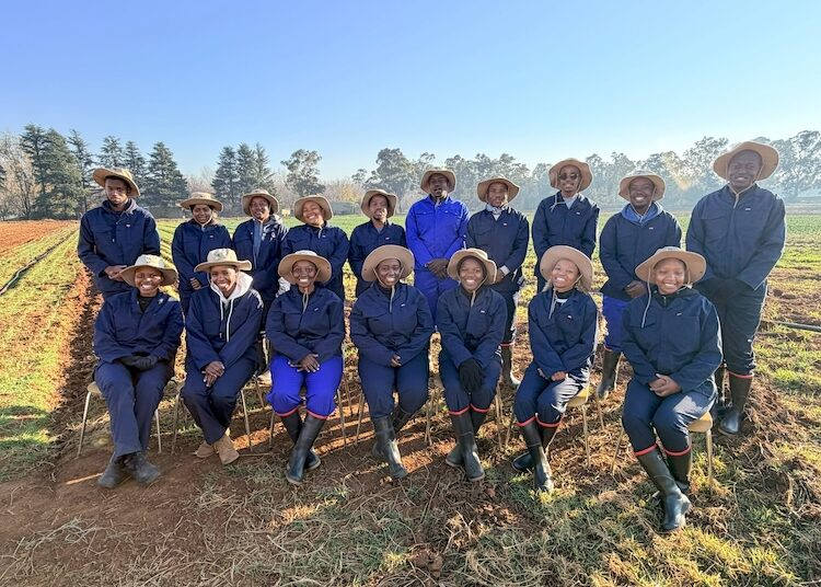 africanfarming_'s tweet photo. 🌱 From seed to supermarket shelf!
What does it take to turn young people into skilled farmers? Living Soils is expanding its hands-on training to Meyerton!
👉🏾 https://t.co/cJE93Q012d
#LivingSoils #YoungFarmers #AgriculturalTraining #FutureOfFarming
https://t.co/rc7woDbWXX https://t.co/jbw8q7AeEm