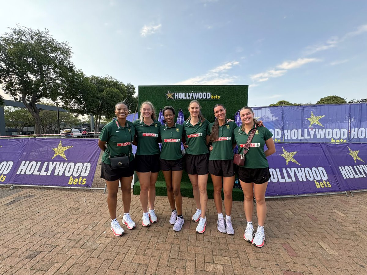 Netball_SA's tweet photo. 𝗥𝗔𝗖𝗘 𝗗𝗔𝗬 𝗪𝗜𝗧𝗛 𝗧𝗛𝗘 𝗦𝗣𝗔𝗥 𝗣𝗥𝗢𝗧𝗘𝗔𝗦 💚💛

Good vibes, great company and a little support for @Hollywoodbets this past weekend. 🏃‍♀️✨

Always good to see the SPAR Proteas out and about.

#SPARProteas #WeAreAllIn #HollywoodbetsJoburg10km #HWBJoburg10km https://t.co/eLMdks18en