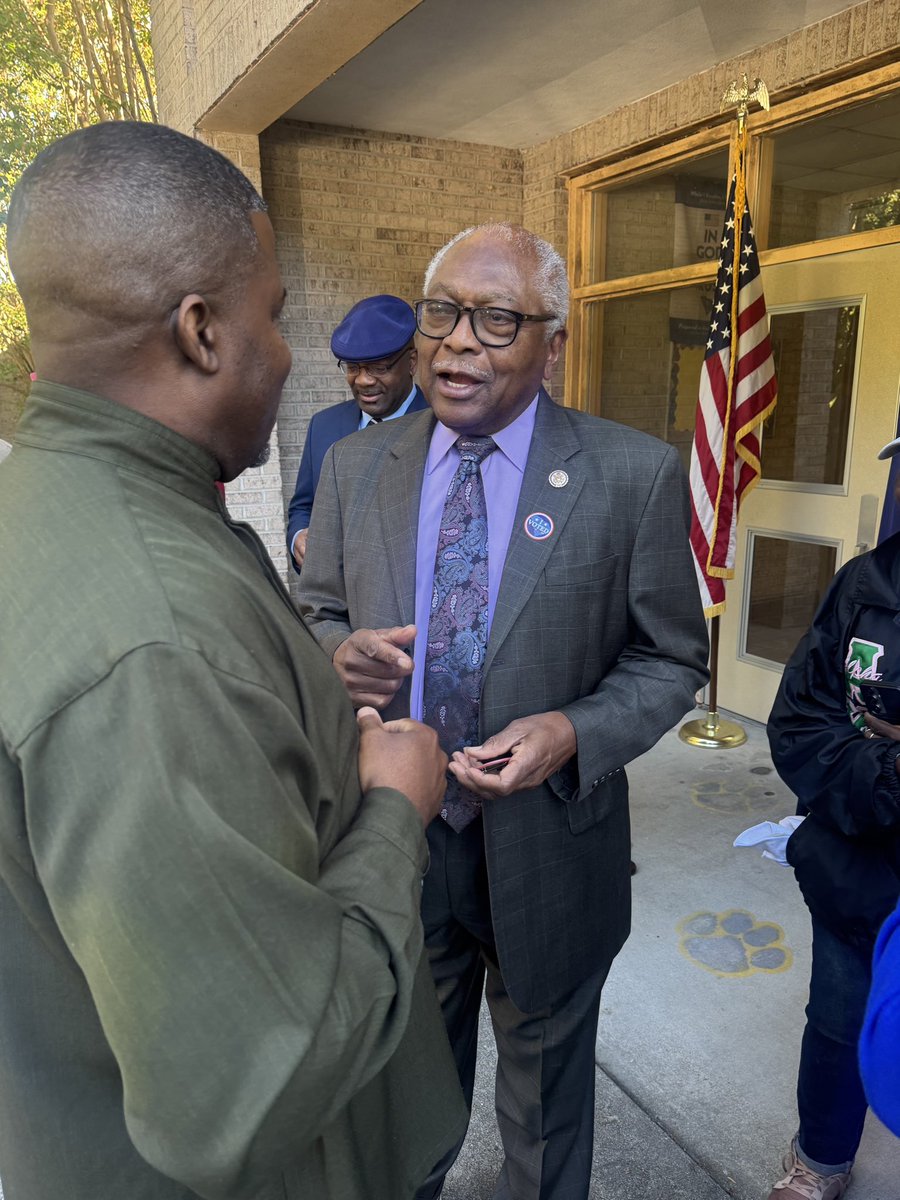 ClyburnSC06's tweet photo. South Carolina — today is the first day of early voting for the midterm elections. 

Early voting locations are open Monday, October 19 - Saturday, October 31 (excluding Sunday, October 25) from 8:30am to 6:00pm. 

Let’s make the turnout for this election too big for them to rig! https://t.co/6DxQtdrH8u