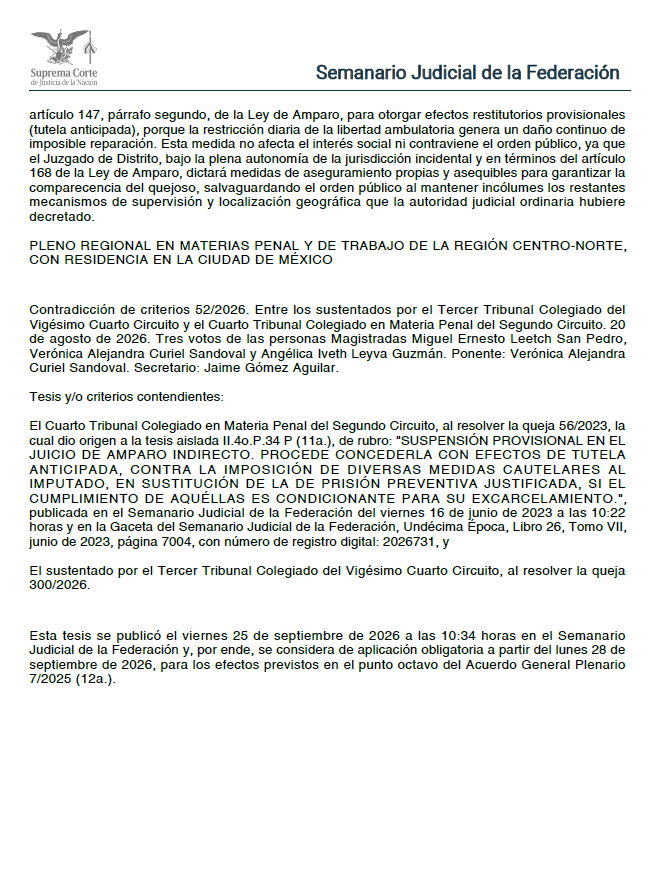 ERoqueH's tweet photo. Una garantía económica no puede operar como una prisión por insolvencia. Si la prisión preventiva justificada fue sustituida, mantener a la persona encarcelada únicamente porque carece de recursos para pagar puede convertir una medida cautelar patrimonial en una restricción material de la libertad.
IDENTIFICACIÓN TÉCNICA DEL CRITERIO
Órgano emisor: Pleno Regional en Materias Penal y de Trabajo de la Región Centro-Norte | Época: Duodécima | Materia: Penal | Fuerza obligatoria: Jurisprudencia | Tesis: PR. P. T. CN. J/17 P (12a.) | Registro digital: 2032684 | Publicación: 25/09/2026 | Obligatoria desde: 28/09/2026.
SÍNTESIS NORMATIVA
Procede conceder la suspensión provisional con efectos de tutela anticipada cuando una garantía económica sustituye a la prisión preventiva justificada y la persona imputada permanece privada de la libertad única y exclusivamente porque carece de liquidez para cubrirla. El Juzgado de Distrito puede ordenar provisionalmente la excarcelación y sustituir la garantía por medidas cautelares no patrimoniales suficientes para asegurar la comparecencia.
CRÍTICA JURÍDICA CENTRAL
La cuestión no es eliminar judicialmente toda garantía económica, sino impedir que su imposibilidad material de pago prolongue una prisión preventiva que jurídicamente ya fue sustituida.
El criterio conecta libertad personal, proporcionalidad y prohibición de discriminación económica: una medida cautelar legítima en abstracto puede convertirse en constitucionalmente problemática cuando su ejecución hace depender la libertad exclusivamente de la capacidad patrimonial.
DEBILIDADES ARGUMENTATIVAS
La tutela anticipada exige acreditar que la falta de pago sea la causa exclusiva de la permanencia en prisión. No basta alegar dificultad económica. Además, el juez de amparo deberá preservar los fines cautelares mediante medidas alternativas suficientes, lo que exige una ponderación individualizada del riesgo procesal.
CONTRADICCIONES SISTEMÁTICAS
No existe contradicción con la naturaleza cautelar de la suspensión. El artículo 147, párrafo segundo, de la Ley de Amparo admite efectos restitutorios provisionales cuando sean jurídica y materialmente posibles. Tampoco implica sustituir definitivamente al juez penal: la medida opera provisionalmente y deja subsistentes los mecanismos necesarios para garantizar comparecencia y desarrollo del proceso.
RIESGOS E IMPLICACIONES PRÁCTICAS
Para la defensa, será decisivo demostrar insolvencia real, permanencia efectiva en prisión y ausencia de otra causa jurídica de detención. Para los jueces de amparo, negar automáticamente efectos restitutorios puede perpetuar una privación de libertad basada exclusivamente en capacidad económica.
ANTECEDENTES
El antecedente directo es la tesis aislada II.4o.P.34 P (11a.), registro 2026731, que ya reconocía la suspensión provisional con tutela anticipada cuando medidas impuestas en sustitución de la prisión preventiva impedían materialmente la excarcelación. 
Esa línea se apoya en la acción de inconstitucionalidad 62/2016, donde el Pleno sostuvo que la Ley de Amparo no establece una prohibición absoluta de suspender medidas cautelares penales y que corresponde ponderar, caso por caso, apariencia del buen derecho, peligro en la demora e interés social. 
CONCLUSIÓN
La libertad cautelar no puede depender exclusivamente de la solvencia económica. Si desapareció la justificación jurídica para mantener la prisión preventiva, una garantía impagable no puede transformarse en el mecanismo indirecto para conservarla.
#Jurisprudencia #AmparoIndirecto #SuspensiónProvisional #PrisiónPreventiva #LibertadPersonal #MedidasCautelares #DebidoProceso #Igualdad