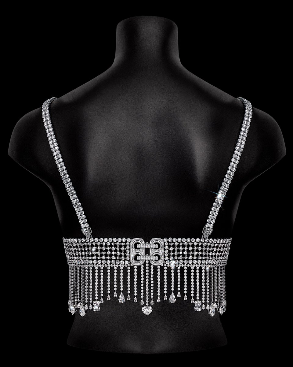 rebecamaccise's tweet photo. ¿Cómo se creó el Fantasy Bra de 50 mdd de Victoria’s Secret? El brasier está hecho completamente de oro y diamantes. Jacob & Co. dibujó el diseño a mano y construyó un modelo a escala real sobre un busto de costura. Cada sección se cortó y moldeó a mano. Después, el diseño se digitalizó y dividió en 3,218 componentes individuales para definir la ubicación de cada piedra y cómo reflejaría la luz. Cada pieza se fabricó en oro de 18 quilates y se pulió a mano. Después, 15 artesanos colocaron 4,410 diamantes naturales, incluido uno amarillo de 75.54 quilates. ¿El resultado? Más de 1,000 horas de trabajo.