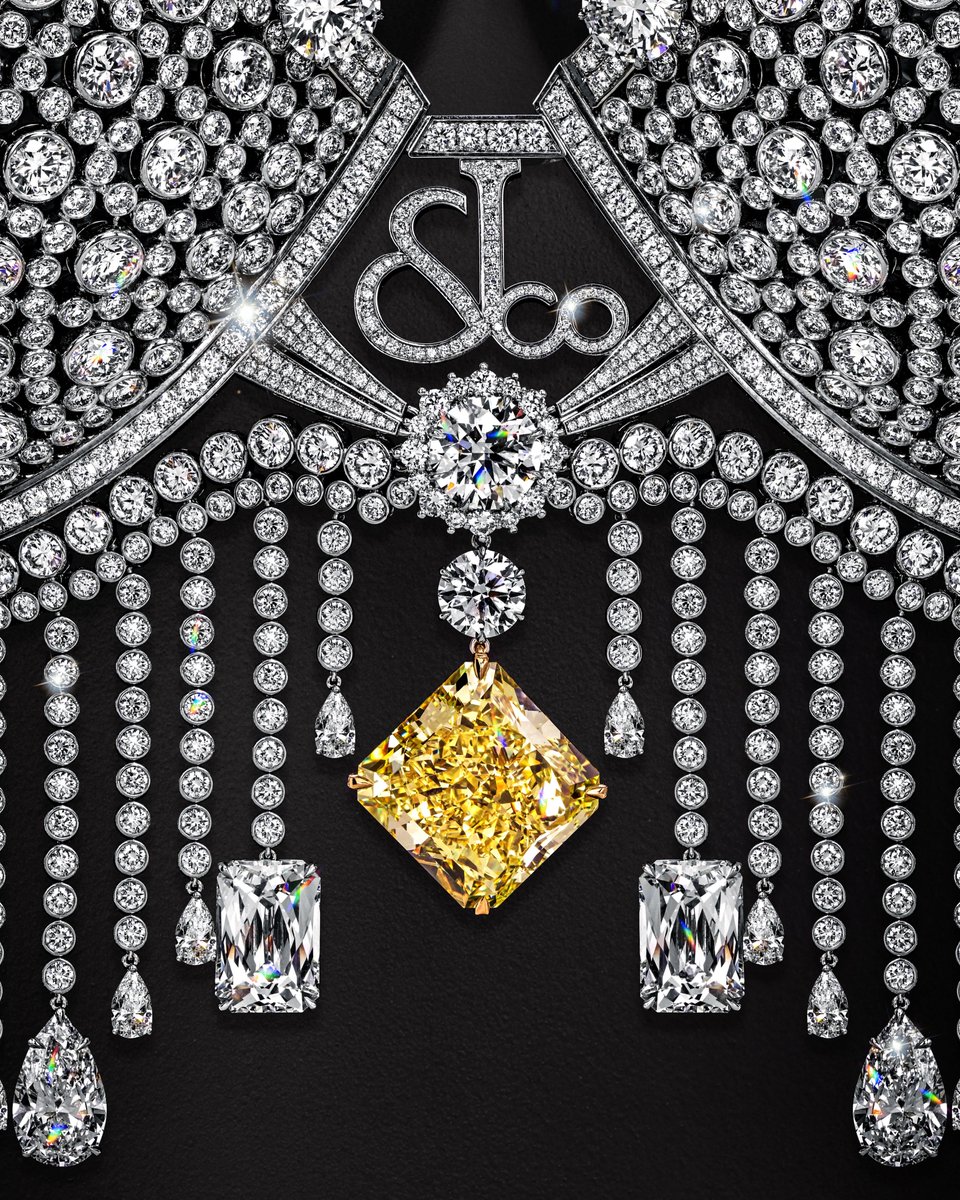 rebecamaccise's tweet photo. ¿Cómo se creó el Fantasy Bra de 50 mdd de Victoria’s Secret? El brasier está hecho completamente de oro y diamantes. Jacob & Co. dibujó el diseño a mano y construyó un modelo a escala real sobre un busto de costura. Cada sección se cortó y moldeó a mano. Después, el diseño se digitalizó y dividió en 3,218 componentes individuales para definir la ubicación de cada piedra y cómo reflejaría la luz. Cada pieza se fabricó en oro de 18 quilates y se pulió a mano. Después, 15 artesanos colocaron 4,410 diamantes naturales, incluido uno amarillo de 75.54 quilates. ¿El resultado? Más de 1,000 horas de trabajo.
