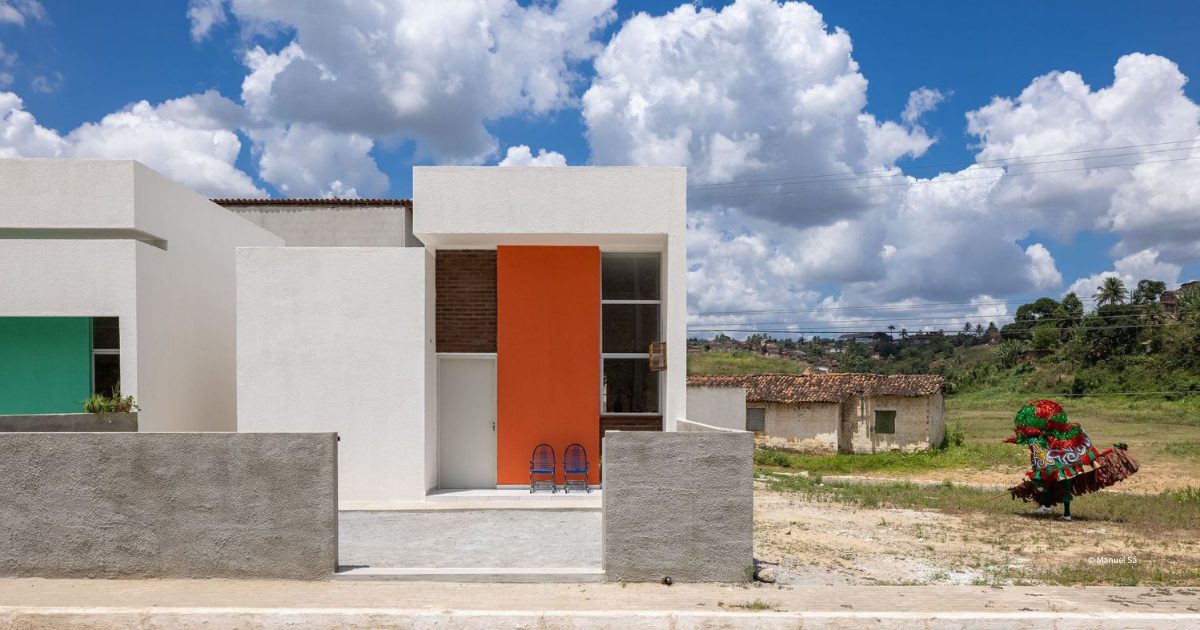 ArchDaily's tweet photo. Jane Jacobs’ idea of “eyes on the street” argues that homes connected to public space make neighborhoods safer and livelier. Camilla Ghisleni explores how Brazilian projects, from Heliópolis Social Housing in São Paulo to House 711H in Brasília, use facades and porches to rebuild that link. Can homes make streets safer without walls?
Follow the link to read more about this topic:
https://t.co/bfwqmPkvsn