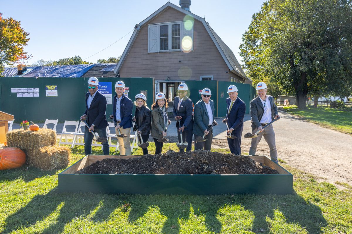FarmEquipGuide's tweet photo. City Kicks Off $10 Million Renovation for Queens County Farm Museum dlvr.​it/TVzHKt #AgriculturalEquipment #Agriculture #construction #NewYorkCity https://t.co/aFGrBOfjwn