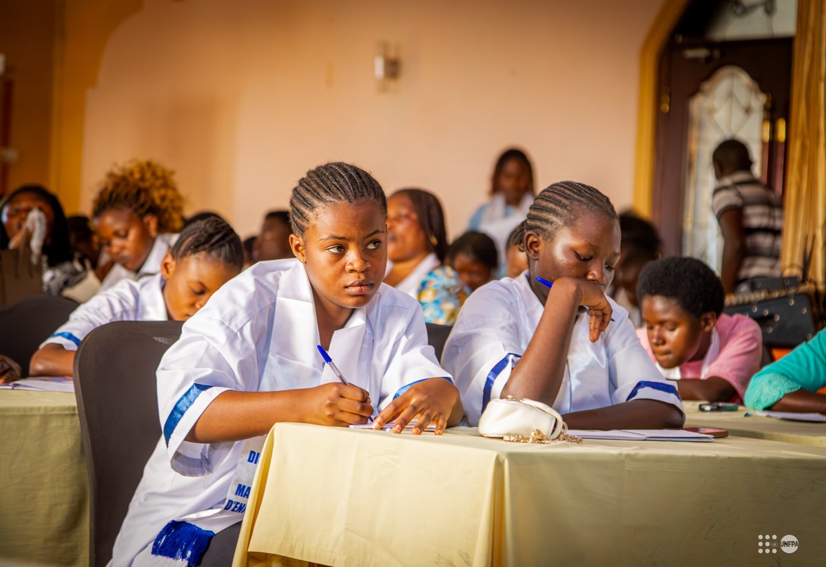 UNFPARDC's tweet photo. À Bunia : La Division provinciale du Genre, #UNFPA et @sofepadi respectivement lead et co-lead du groupe de travail #VBG et autres acteurs du groupe de travail VBG ont réuni des adolescentes, des parents et des leaders communautaires pour échanger sur les droits des filles, leur éducation, leur santé sexuelle et reproductive, les conséquences des mariages et des grossesses précoces et la prévention des violences basées sur le genre.

En marge de la Journée Internationale de la fille, la séance était axée sur  les échanges et les partages d’expériences. Les jeunes filles ont pu renforcer leurs connaissances sur leurs droits, exprimer leurs préoccupations et proposer leurs propres solutions aux défis qu’elles rencontrent, notamment ceux concernant les mariages précoces et les violences basées sur le genre.

Cette rencontre a également été une occasion pour sensibiliser les parents et les leaders communautaires sur leur rôle dans la prévention des mariages précoces, la protection des filles et leur maintien à l’école.

#UNFPA travaille pour que chaque fille puisse faire ses propres choix et participer aux décisions qui concernent sa vie et son avenir.

#DayOfTheGirl #GirlsRights #EndChildMarriage #EndGBV 
@GenreRDC @RDC_Minafet @MinSanteRDC @PlanRdc @jeunesseEP_RDC @NorwayInDRC