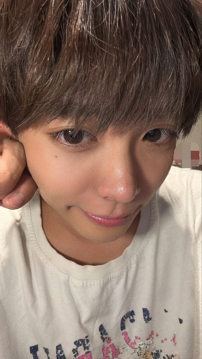 katsuki_protea's tweet photo. ぼろぼろのTシャツとぼろぼろなかつきさんからこんばんは♪
ﾔｧｰ本日のライブ映像も嬉しい☺️そして、シャイニング恥ずかしい🫣💫

1人でも好きになってもらえるように、そして年末SPライブに沢山の人が来てくれますようにって願いながら歌ったよ（ﾄﾄﾞｹｪ

ほい！今日もおつかれい！
おやすみ🌙 https://t.co/hcKKbnp7k0