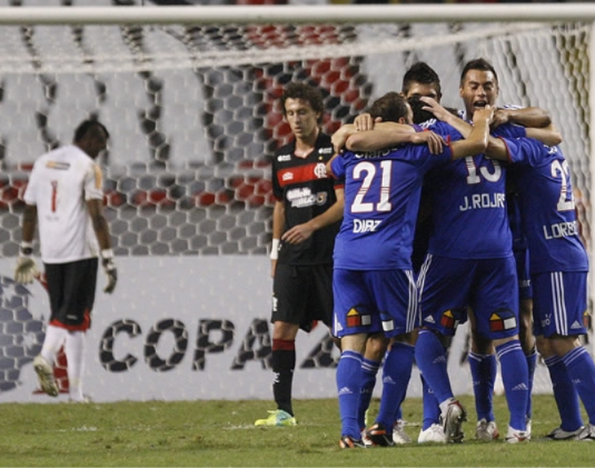 RABIGONZ's tweet photo. El 19 de octubre de 2011, la @UdeChile no solo ganó en Río: pasó por encima del Flamengo de Ronaldihno. Con el 4-0 en el bolsillo, los azules apuraban los laterales para buscar el quinto, mientras los cariocas hacían todo por evitarlo. Una noche histórica. 

Una exhibición inolvidable.

#TodalaHistoriadelaU #VamoslaU