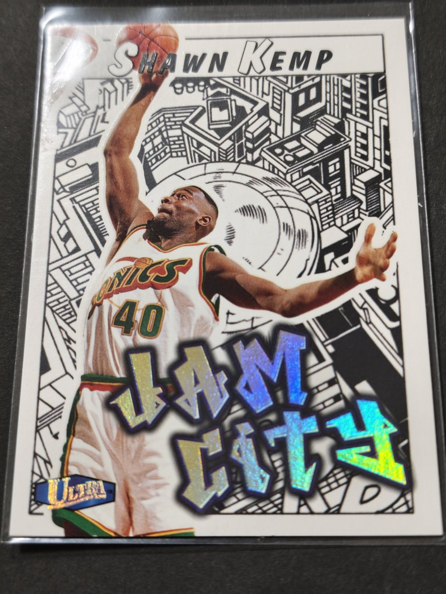 NBAcard1996's tweet photo. ケンプはあの有名なダンクハイライト見たとき衝撃すぎて思わず笑っちゃったよね
それ以来デカくて動けて飛べるパワーダンカーが好き
ブレイクグリフィンがルーキーの年にターンからのダンクを叩き込んだのを見たときも同じ笑い方してた

自分のユニフォームの背番号は40番
高くは飛べないけどね https://t.co/EDcbgdCniW
