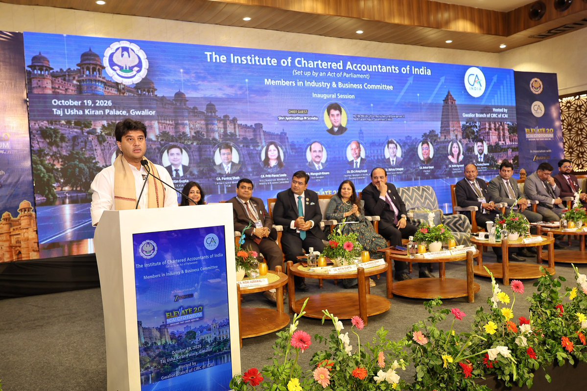 Officejmscindia's tweet photo. केंद्रीय मंत्री श्री @JM_Scindia जी आज ग्वालियर में ICAI द्वारा आयोजित CFO फोरम ‘Elevate 2.0’ में शामिल हुए। उन्होंने कहा कि ऐसे मंच वित्तीय क्षेत्र में नए विचारों और बेहतर कार्यप्रणाली को बढ़ावा देते हैं, जो देश की अर्थव्यवस्था को मजबूत बनाने व विकसित भारत के संकल्प को साकार करने में सहायक हैं।