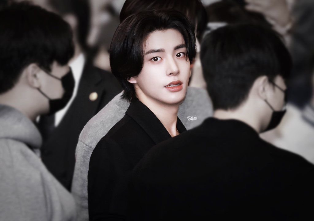 eokwjia's tweet photo. 사람들사이에서찍힌제이크가ㄹㅇ임 https://t.co/smD9dahkgf
