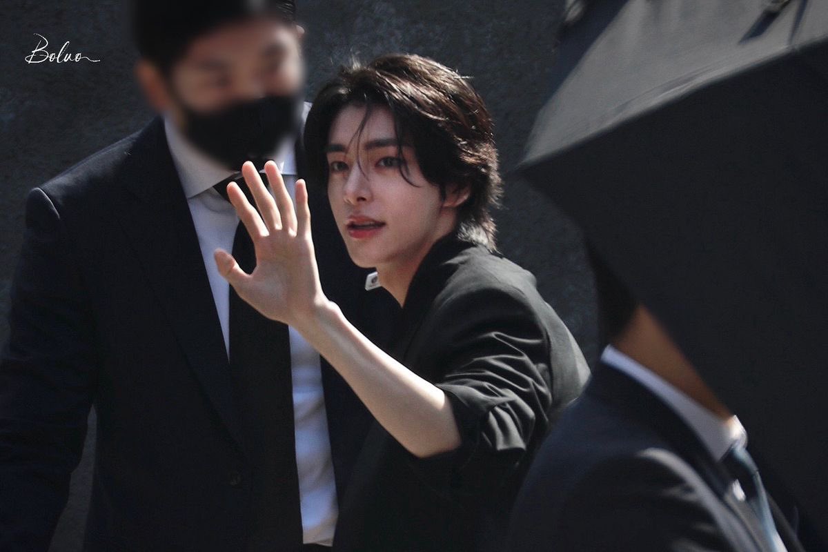 eokwjia's tweet photo. 사람들사이에서찍힌제이크가ㄹㅇ임 https://t.co/smD9dahkgf