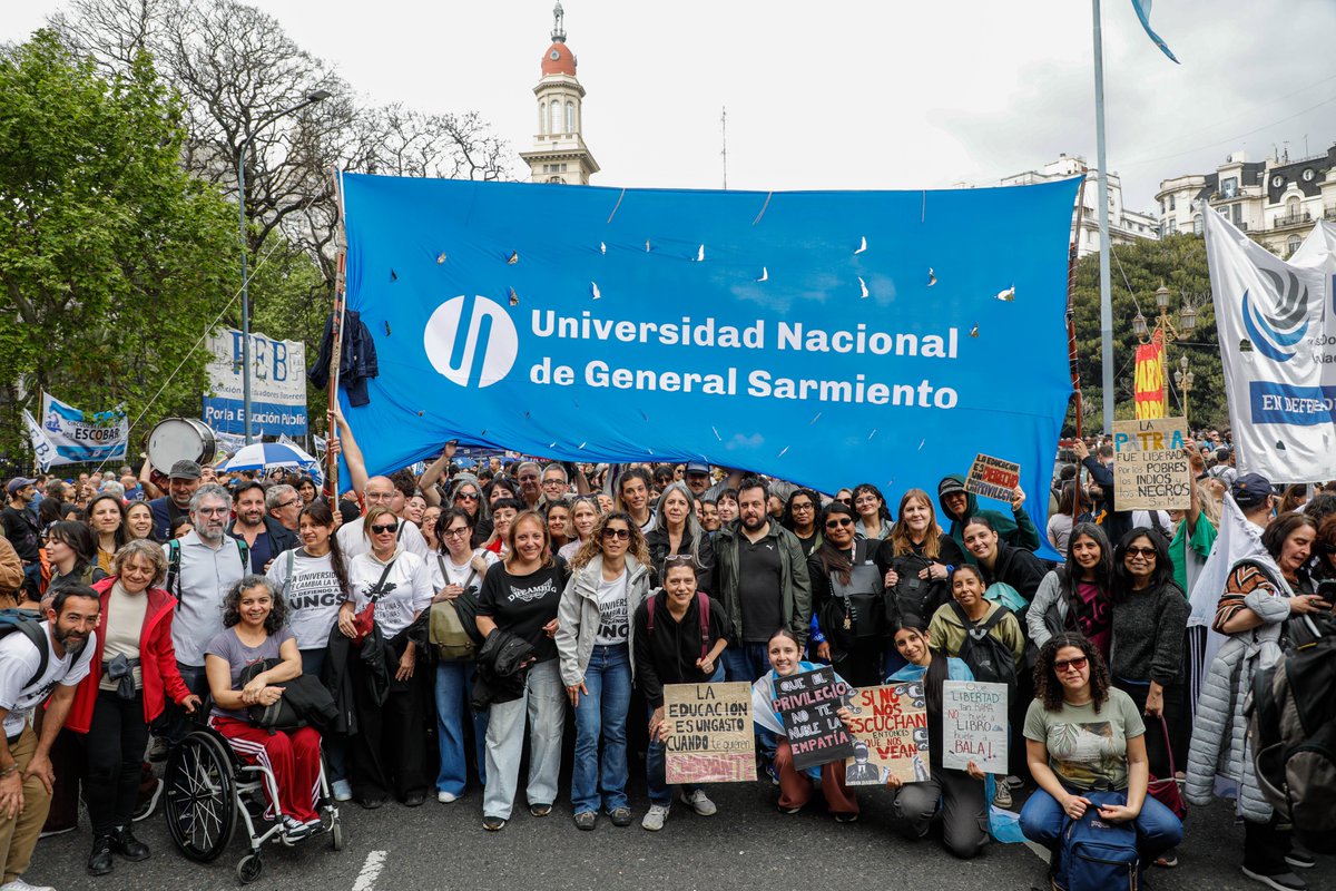ungsoficial's tweet photo. Multitudes colmaron las calles de todo el país para reclamar por el cumplimiento de la #LeydeFinanciamientoUniversitario

Leé la nota completa https://t.co/yZJxkl4u9t https://t.co/R9RyL3bRcS