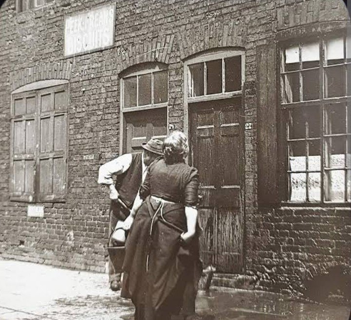 Knowledgepoint's tweet photo. Peek Frean's company was founded in 1857 by James Peek, a London tea merchant and George Hender Frean, a ship's biscuit maker. They initially set up production in a disused sugar refinery on Mill Street in Dockhead.

While Peek and Frean started the company, its legendary success is widely attributed to John Carr, who joined the firm and introduced innovative, modern biscuit-making machinery and techniques.

Needing more space to fuel their rapid growth, the company bought a site integrated with the London and Greenwich Railway arches, opening the newer, massive factory at Drummond Road in 1866.

Growing up in Bermondsey I can well recall the delicious smell of custard all about this area.

Sadly the factory closed in May 1989.
