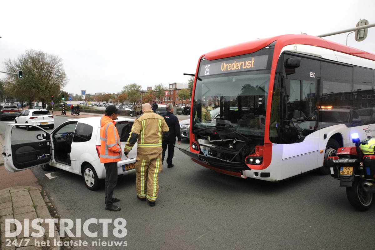 Aanrijding tussen bus en auto op Soestdijkseplein in Den Haag