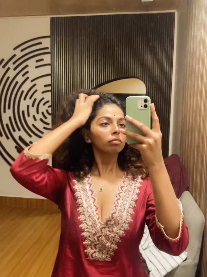tamil1733601's tweet photo. #malavika hot cleavage ahh imagine licking that cleav https://t.co/uc1uwToxmn