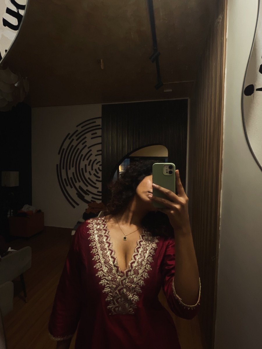 tamil1733601's tweet photo. #malavika hot cleavage ahh imagine licking that cleav https://t.co/uc1uwToxmn