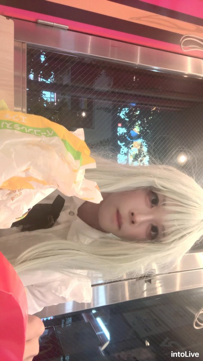 coffee1v's tweet photo. 自介2.0
可以称呼我小陈，目前在日本留学
本人性别男心里男，只是很喜欢cos和亚文化蕾系衣服，妆都是自己化的。一切都在慢慢摸索着
拍了很多足是因为本人是个足控
无敌死宅二次元，除了bl啥都看
重度咖啡瘾患者，时不时半夜刷新
现在玩的游戏：王者、cs（偶尔玩）、pjsk（刚刚开始玩）、方舟、鸣潮

超级无敌谢谢你们的喜欢，扩列的话只扩同好，至少要有相同话题，想来骚扰我的，上来一直要我照片的或者自己推还有q上啥都没有的基本不加

本人没有任何心里问题，有时候微负能量，熟了话会很多，xp很广泛