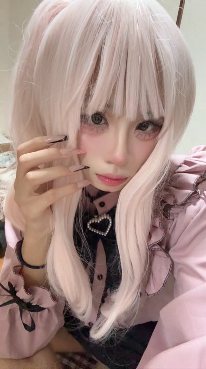 coffee1v's tweet photo. 自介2.0
可以称呼我小陈，目前在日本留学
本人性别男心里男，只是很喜欢cos和亚文化蕾系衣服，妆都是自己化的。一切都在慢慢摸索着
拍了很多足是因为本人是个足控
无敌死宅二次元，除了bl啥都看
重度咖啡瘾患者，时不时半夜刷新
现在玩的游戏：王者、cs（偶尔玩）、pjsk（刚刚开始玩）、方舟、鸣潮

超级无敌谢谢你们的喜欢，扩列的话只扩同好，至少要有相同话题，想来骚扰我的，上来一直要我照片的或者自己推还有q上啥都没有的基本不加

本人没有任何心里问题，有时候微负能量，熟了话会很多，xp很广泛