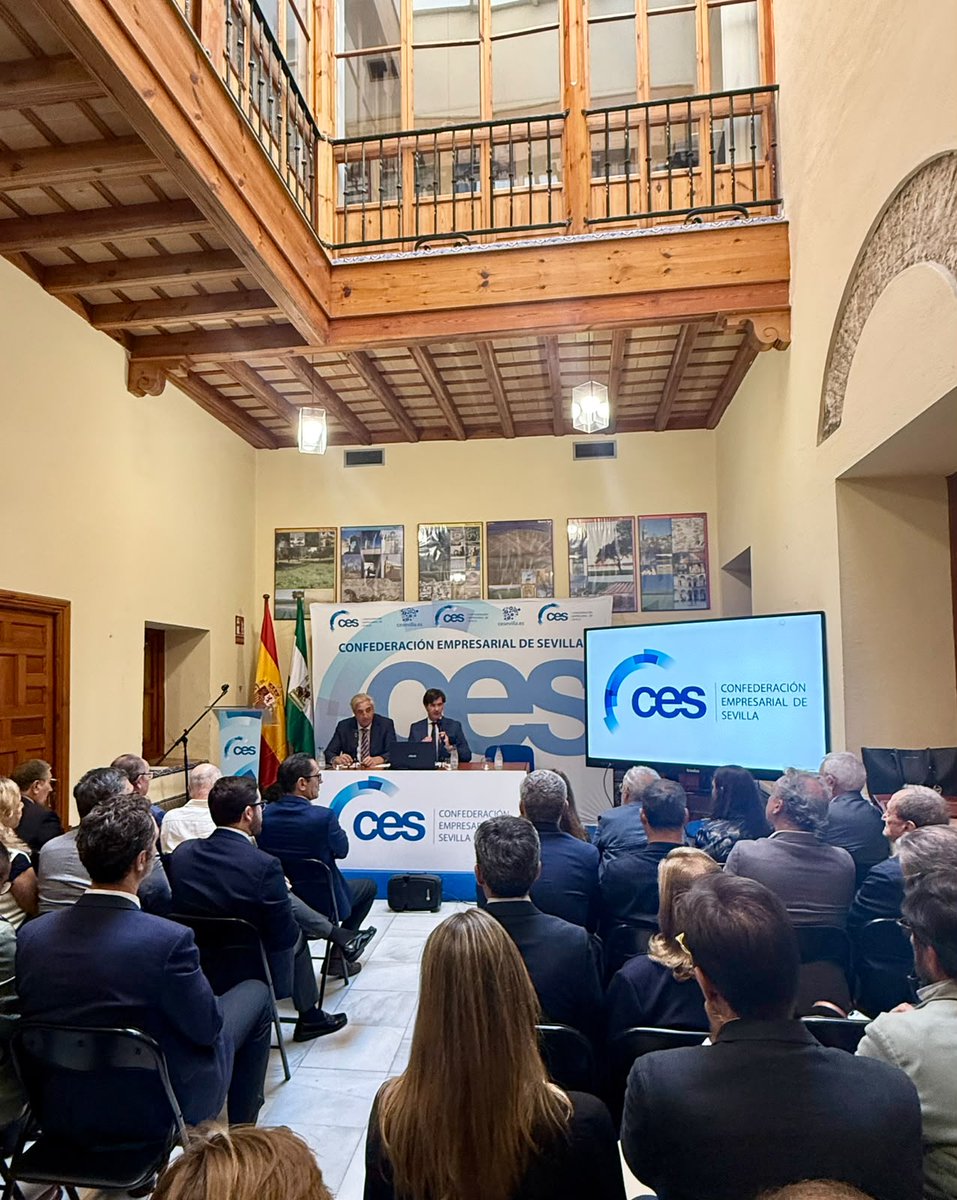 FEICASE's tweet photo. Como miembros de la @CES_Sevilla, nuestro Sec. Gral, @FedericoTorre, asiste representando a @FEICASE a una nueva sesion de su Junta Directiva, tratando distintas cuestiones en pro de nuevos retos y propuestas para el desarrollo de las empresas y de la economía de la Provincia. https://t.co/upFEI7VFIy