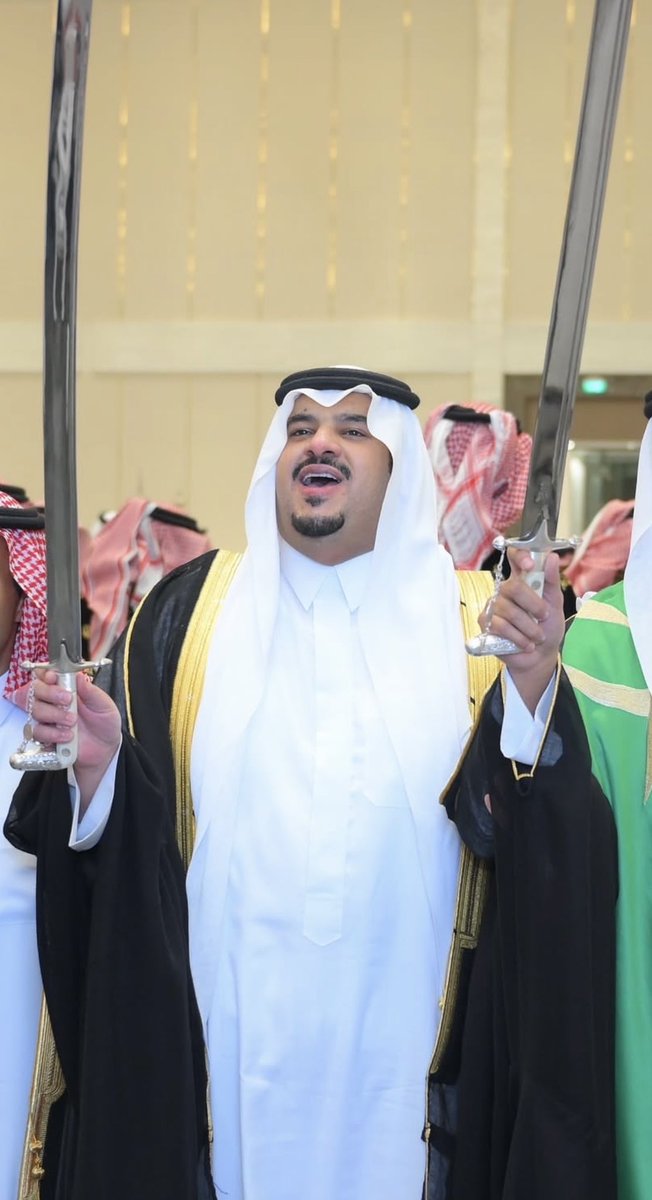 hizam232's tweet photo. ياسحاب حدر نوّه تبنّى 
هلّ وامطر على #صنعا ربابه 

تقدم الأمير /فيصل بن سعود بن خالد 
وطلب من مبارك ابن جمعة ، أداء أبيات ابن حبشان ، فقامت الصفوف تردّد هذه الحربية .

وكان اختياراً عميق الدلالة . فالأبيات تحكي الواقع الذي نعيشه ...
وتقدم الأمير/ سعود بن خالد وابنه فيصل للعرضة
فكان أداء أعاد إلى الأذهان عرضة الرعيل الأول من أهل العوجا ...
وكعادتهم يدجرون لازعزعت العوجا ....

وشارك الأمير/ محمد بن عبدالرحمن، نائب أمير منطقة الرياض، في هذه المناسبة السعيدة، على إيقاع طبول العرضة النجدية فكيف لا يطرب فهو نائب ممثل القيادة في نجد العذية .

ومن أبيات العرضة :
وأنت ياللي على نجد تمنّى
دون نجد مساعير الذيابة
والله أنك بنومك ماتهنّى
والمعادي خلقنا الله عذابه

ونصر اليمن قادم بإذن الله وشواهد التاريخ باقية ، 
وتذكّرت قول عجران بن شرفي في الإمام عبدالله الفيصل رحمه الله :
جوهم هل العوجا كما النو زامي
ربع لهم مخ الفرنجي مساليك 
درج مضاريبه يدق العظامي 
والملح له جمر الفتايل محاريك

#السعودية_العظمى