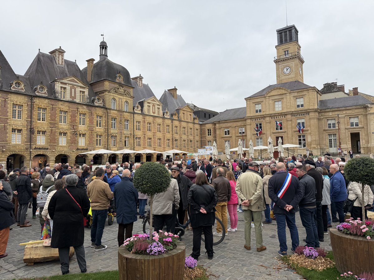 boris_ravignon's tweet photo. Ce midi, place Ducale, nous étions nombreux à nous #rassembler face aux #violences qui ont frappé plusieurs communes de France ce week-end. 
 
Incendier des mairies, saccager des bâtiments publics, piller des commerces : c’est inacceptable. Je condamne fermement et sans réserve ces actes. 

➡️ Une mairie, c’est la République au plus près des citoyens. Elle doit être respectée et protégée. 

Merci aux habitants ainsi qu’aux élus présents pour ce moment de #solidarité, à l’initiative de l’@l_amf 

Face à ces violences, nous ne céderons rien. La #République doit rester debout, partout et pour tous.