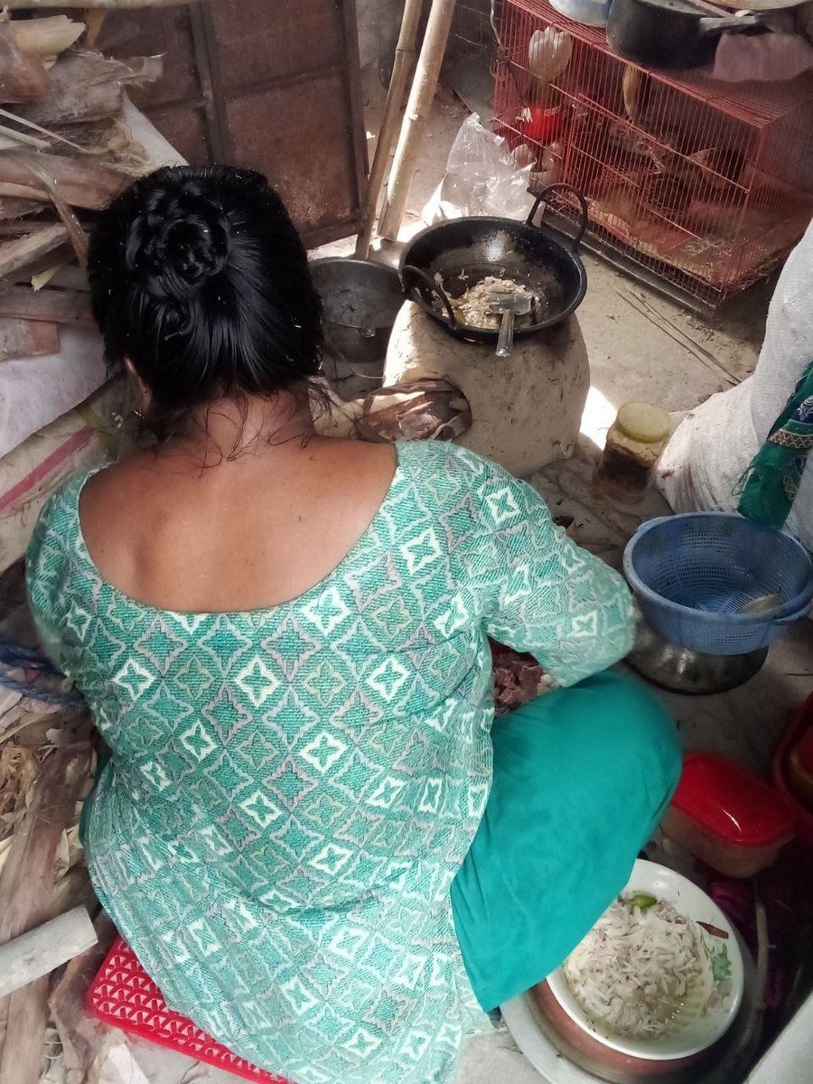FamilyHubEM's tweet photo. আম্মুর রান্না করছে 🤭 ঘামে পুরো শরীরের জমা চুপচুপ 🤤 এখন পিছন থেকে আম্মুর দুধ দুটো 😋 দুই হাত দিয়ে টিপতে পারলে কিজে শা��্তি লাগত 🫦😍
https://t.co/sJrdjmWdjd https://t.co/2kLYxI07qE