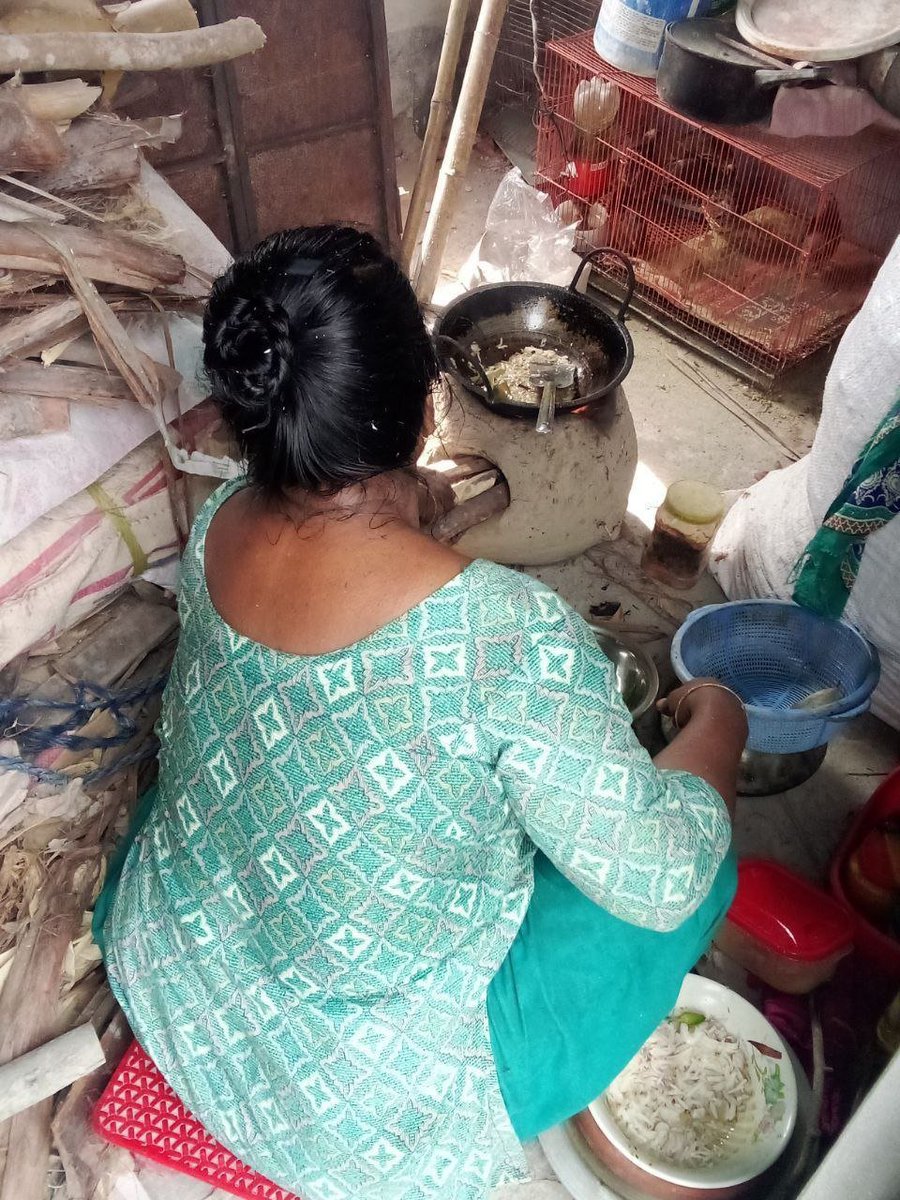 FamilyHubEM's tweet photo. আম্মুর রান্না করছে 🤭 ঘামে পুরো শরীরের জমা চুপচুপ 🤤 এখন পিছন থেকে আম্মুর দুধ দুটো 😋 দুই হাত দিয়ে টিপতে পারলে কিজে শা��্তি লাগত 🫦😍
https://t.co/sJrdjmWdjd https://t.co/2kLYxI07qE