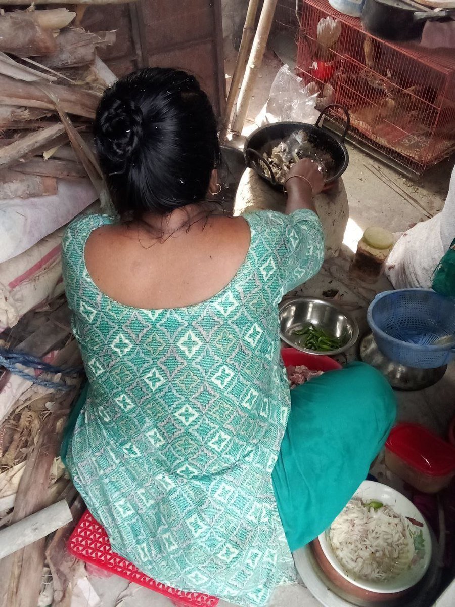 FamilyHubEM's tweet photo. আম্মুর রান্না করছে 🤭 ঘামে পুরো শরীরের জমা চুপচুপ 🤤 এখন পিছন থেকে আম্মুর দুধ দুটো 😋 দুই হাত দিয়ে টিপতে পারলে কিজে শা��্তি লাগত 🫦😍
https://t.co/sJrdjmWdjd https://t.co/2kLYxI07qE