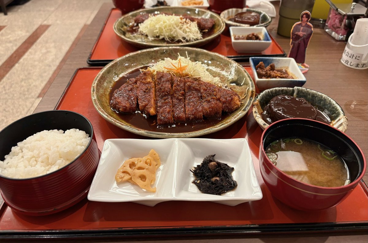 peonydesu102's tweet photo. 明日も美味しいもの食べれるかな〜>  ̫ < ♪
(矢場とんみそかつを戸塚くん戦士が見守ってくれてます) https://t.co/JdinEYyLnN