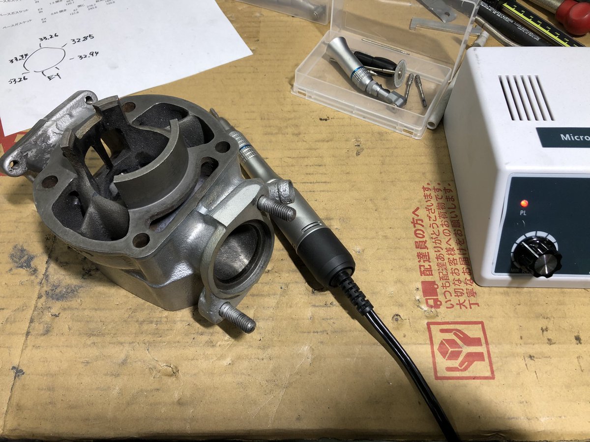 MulsanneGT's tweet photo. 頻繁に削られてどんどん粉になるシリンダー。
エセ歯医者ツールで掃気ポート加工できたぜw
元の角度が再現できないから角度変わっての悪影響とポートタイミングが変わってパワーバンドが変わる影響とどっちの方が影響大きいか？
とりあえず掃気ポートを加工出来るようになったので満���w https://t.co/kZWVyqSrFe