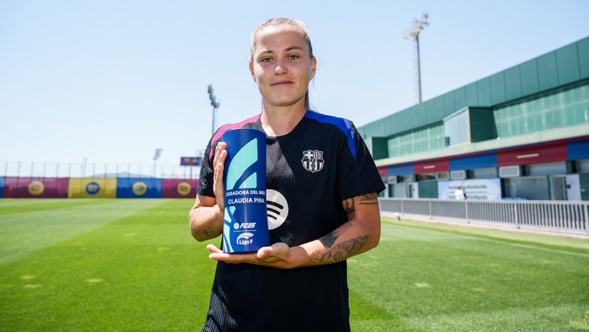 FCBarcaFem's tweet photo. @blissaqueen Entonces contradecís tu propia publicación, porque Pina recibió premios individuales por destacarse en los títulos que ganó.

Toca mamar del Pinismo. 🤫 https://t.co/8RM5nyBorr
