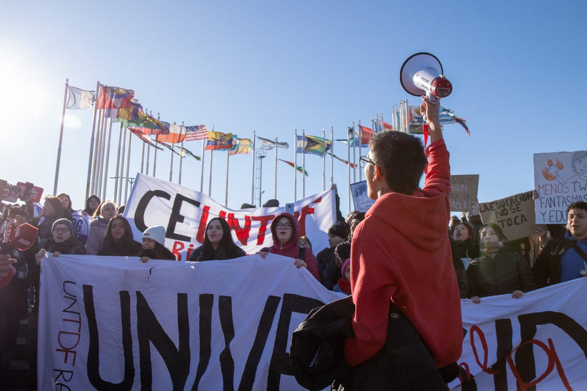 UNTDF's tweet photo. Miles de personas se movilizaron en defensa de la educación pública, del presupuesto universitario y de la situación salarial, con la posterior lectura de un documento elaborado en el ámbito del Consejo Interuniversitario Nacional https://t.co/ivYQrO9Qmm