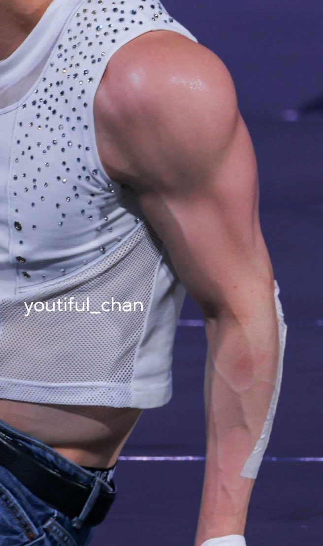 lixschan's tweet photo. THE FUCKING ARM IM SOOOO HUNGRY. https://t.co/WWTmBb2hbl