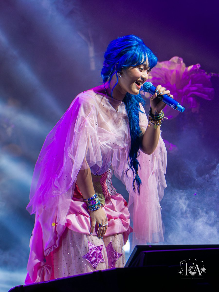 TovyAllistair's tweet photo. #ANGELAKEN #PANAHONNANATINCONCERT

[ANGELA KEN] An undeniable talent, a captivating voice, and a stage presence that makes every moment unforgettable. 💙

@anqelaken @1musicmanagement @starmusicph @tarsierrecords

#AngelaFirstKENcert https://t.co/wfU8BhYrKJ
