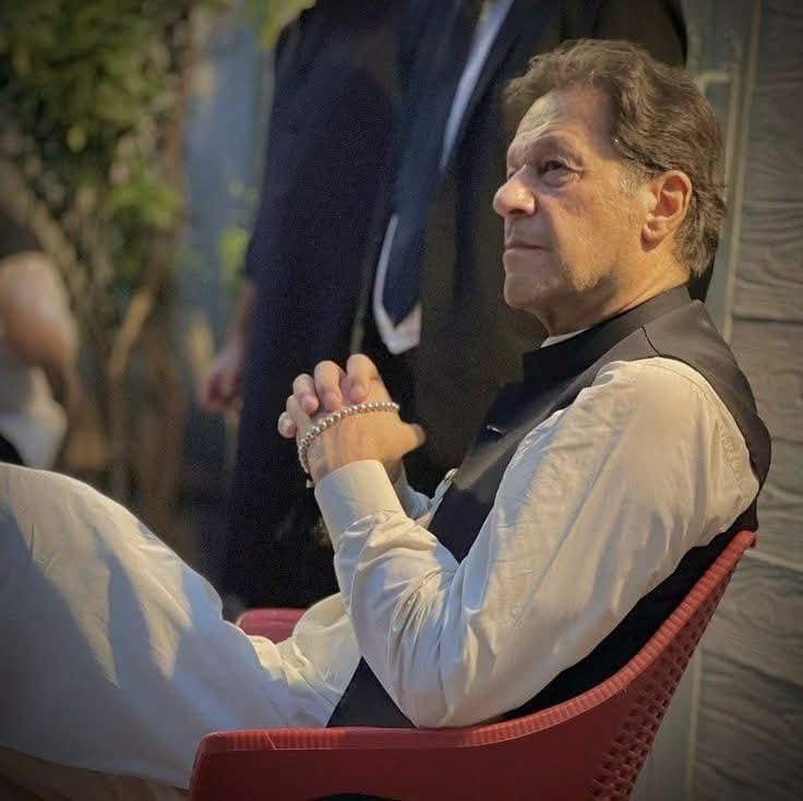 PTIWPOFFICIAL's tweet photo. لڑائی آج بھی جاری ہے آب و تاب کے ساتھ
 و ہی حسین کے عاشق، وہی یزید کی فوج
#خان_اور_فیملی_کو_رہا_کرو https://t.co/qhHiJZtJlE