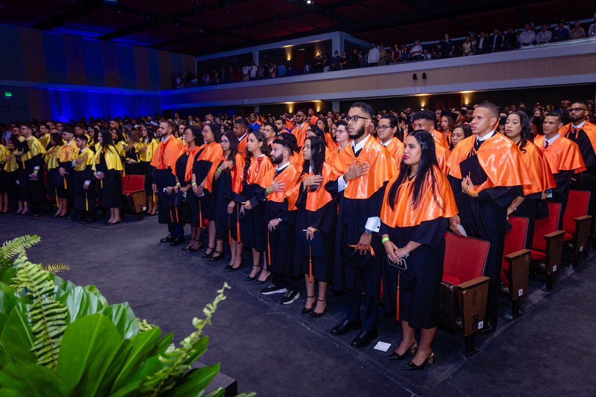 UNAPEC's tweet photo. 🎓 Celebramos nuestra 59.ª Graduación Ordinaria con 858 nuevos profesionales, quienes culminaron los niveles Técnico Superior, Grado y Posgrado. Alcanzamos el acumulado de 51,101 egresados, reafirmando nuestra contribución a la formación de profesionales para el país. 🇩🇴 https://t.co/upyiZUHDmU