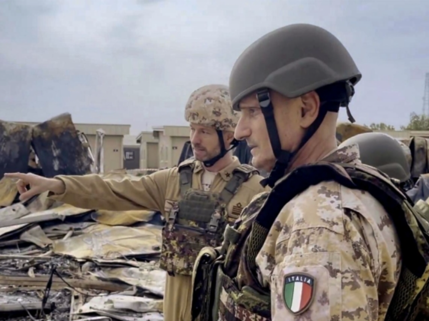 SM_Difesa's tweet photo. <<Nelle missioni all'estero il rischio zero non esiste. Siamo in Arabia anche per difendere i nostri interessi nazionali>>.

Parla il Capo di Stato Maggiore della #Difesa, Gen. Luciano #Portolano <<Ogni comandante ha come priorità assoluta riportare a casa in sicurezza le donne e gli uomini che gli sono affidati>>.

Leggi l'intervista ⬇️
https://t.co/fKWp5TPTJN