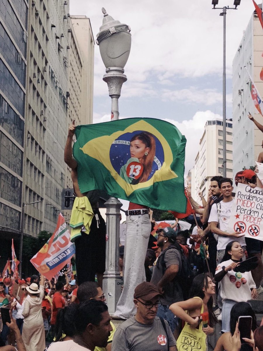 arianatorswildt's tweet photo. ariana grande making history in brazil and france is so iconic https://t.co/TPxEC5G0dE
