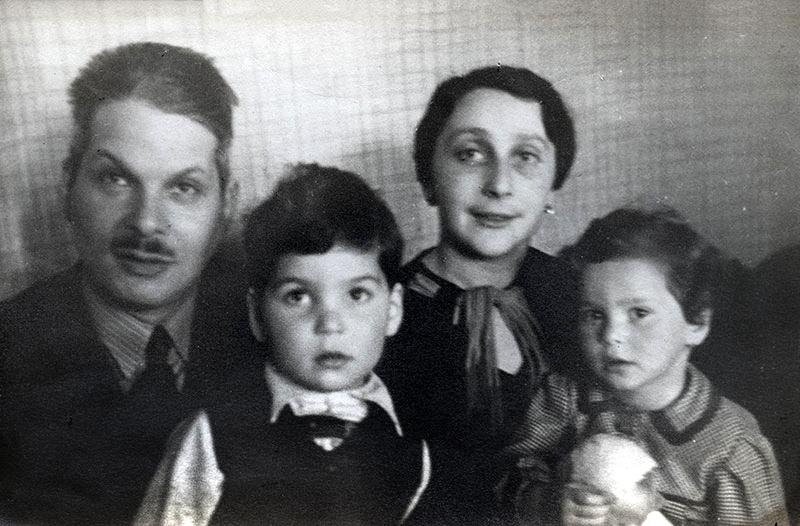 yadvashem's tweet photo. Alice Steiner was murdered in the gas chambers of Auschwitz-Birkenau #OTD 19 October 1944, a day before her tenth birthday.  
 
She and her father, Dr. Gustav Steiner, had been deported on the last transport from Bratislava to Auschwitz two days earlier. 
 
This is their story: 
https://t.co/kSFe8pG9VN
 
Pictured: Dr. Gustav Steiner, his wife Gita, their son Nathan and their daughter Alice-Sarah. Bratislava, 1939