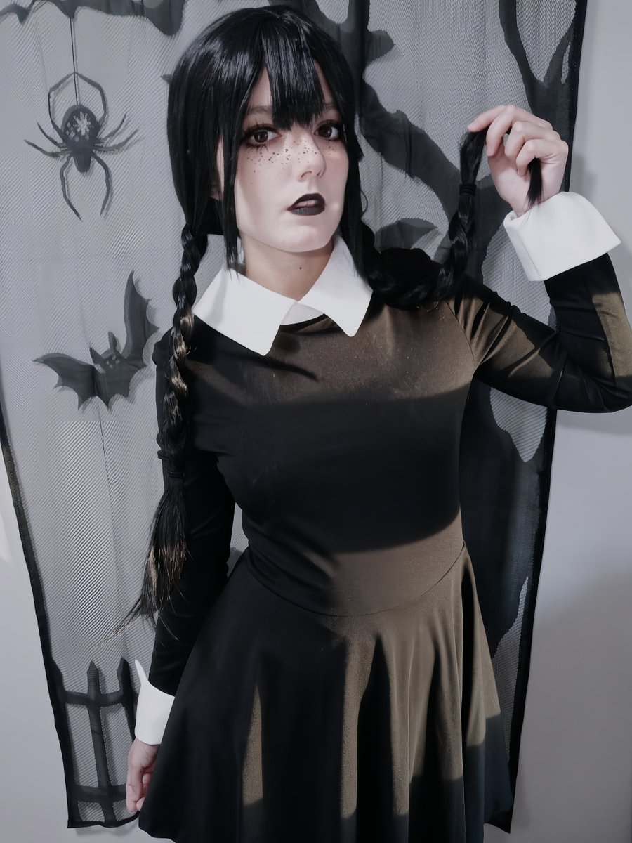 bunnypocketgf's tweet photo. «𝓘 𝓭𝓸𝓷'𝓽 𝓫𝓾𝓻𝔂 𝓱𝓪𝓽𝓬𝓱𝓮𝓽𝓼. 𝓘 𝓼𝓱𝓪𝓻𝓹𝓮𝓷 𝓽𝓱𝓮𝓶.» 🖤🕸🕷💀 New Wednesday Addams cosplay, did you like it? Soon i will bring a Morticia cosplay too! I love Addams Family so much 🐈‍⬛ https://t.co/JoXwrWmizO