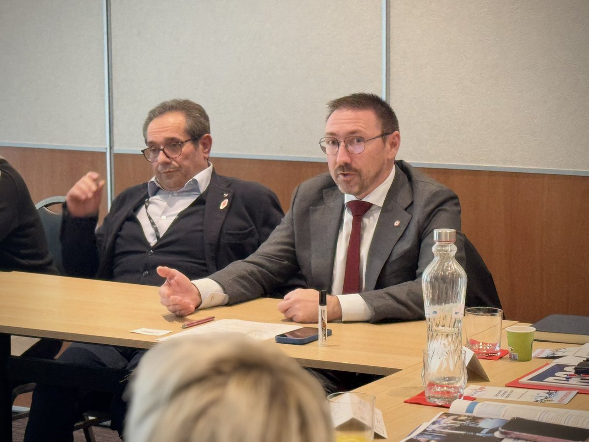 A_Dutremble's tweet photo. 🤝 Rencontre avec Franck Orlando, président de la Fédération des buralistes de Saône-et-Loire, et échange avec des buralistes locaux sur les difficultés de leur profession : hausse des taxes sur le tabac, insécurité et développement du marché parallèle et de la contrebande. https://t.co/oddLGAjyOv