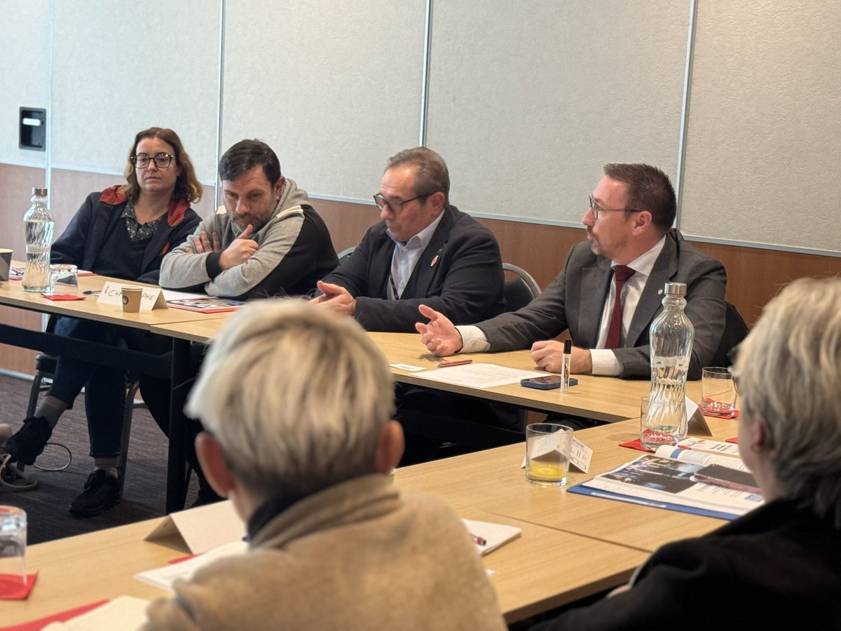 A_Dutremble's tweet photo. 🤝 Rencontre avec Franck Orlando, président de la Fédération des buralistes de Saône-et-Loire, et échange avec des buralistes locaux sur les difficultés de leur profession : hausse des taxes sur le tabac, insécurité et développement du marché parallèle et de la contrebande. https://t.co/oddLGAjyOv