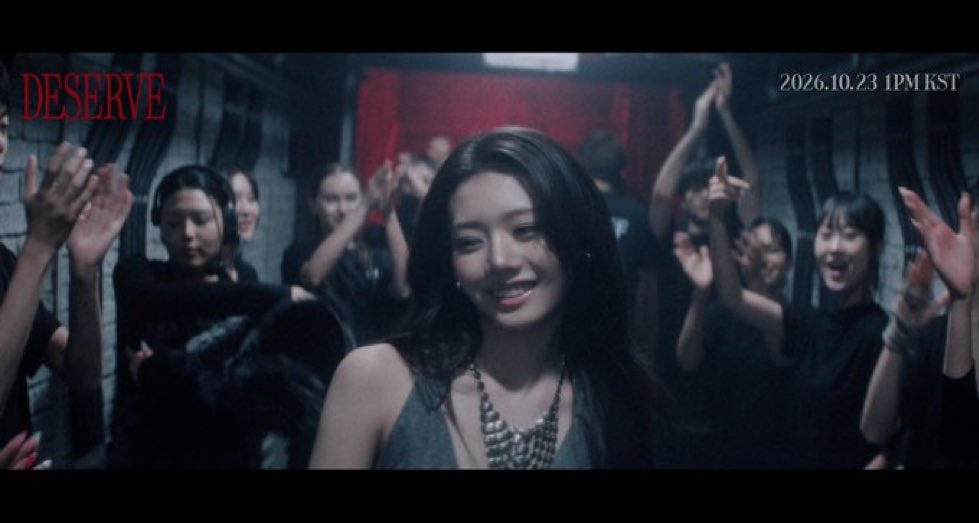 szechune's tweet photo. sumpah sih, setelah muncul riri, asa, ruka tbtb kepikiran apology ikon weh. di mv itu semua member pada break up era dan cm bobby yg berhasil gandeng ceweknya.
trs ini semua member pada mendung, mprit nangis cm rora ini senyum senyum😭 https://t.co/m3BatI18Mg