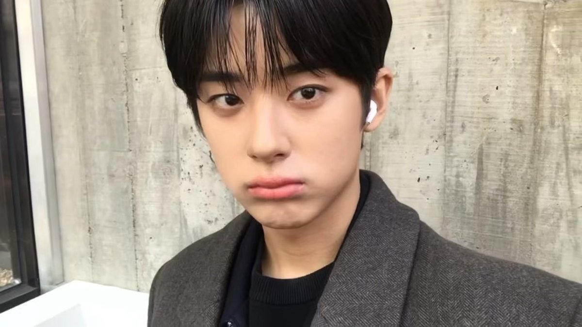 Zhange4ej's tweet photo. 강아지 냄새가 나요.🐶🍀잘 자요, 강아지 오빠 #김민규 https://t.co/f5bV3S62DB