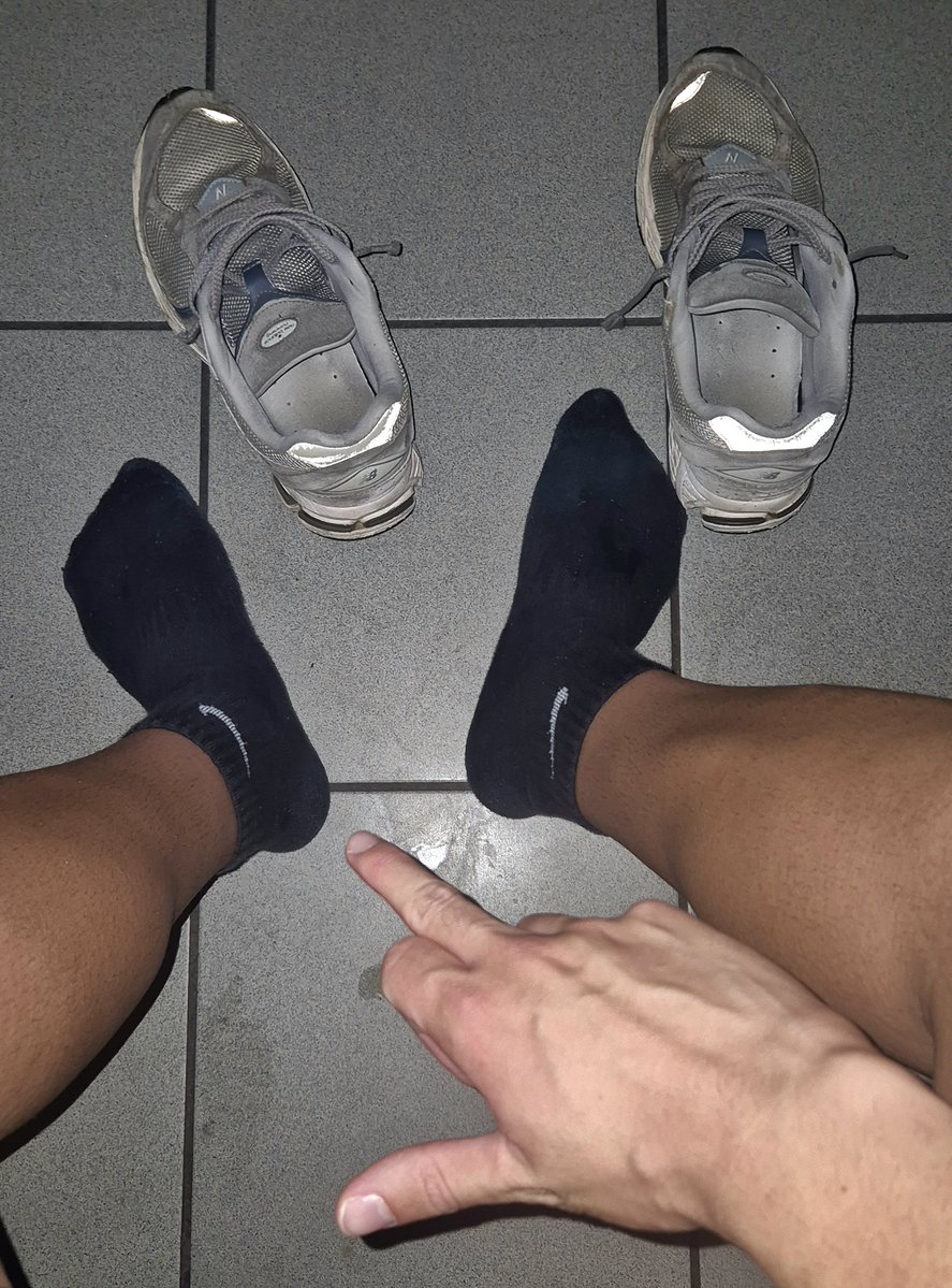 Master_Jacox's tweet photo. Testa bassa e annusa i miei piedi sudati 🧎🏻‍♂️😵‍💫 https://t.co/qJZIF9q3VM