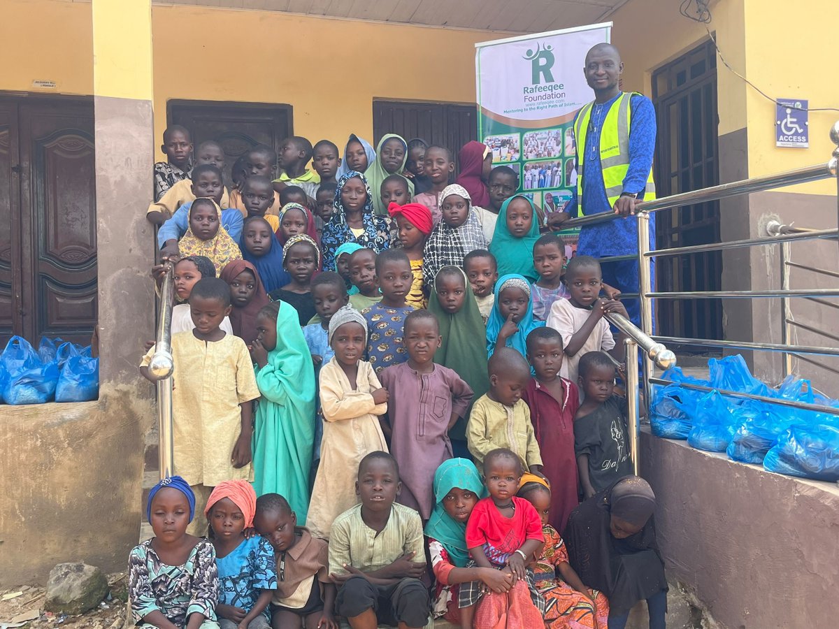Rafeeqeeinc's tweet photo. Alhamdulillah, some of our team members visited the IDP camp in Karamajiji, Abuja, distributing food items to 60 orphans. 

May Allah reward our donors abundantly.

Be part of our Monthly Deeds: https://t.co/F7EBMc5BQu

#RafeeqeeFoundation #MonthlyGiving https://t.co/OUEs87SdQF