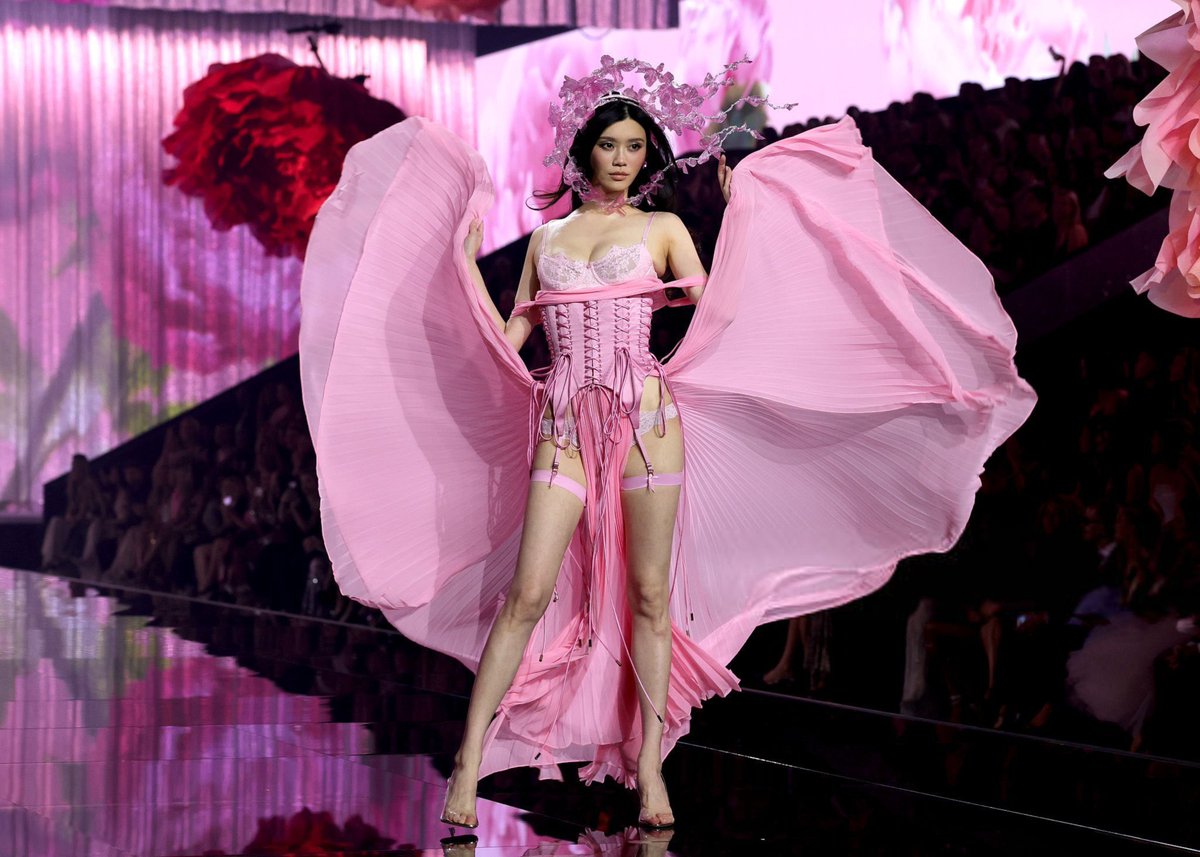 PolyokeyHenry's tweet photo. Nothing hits like VSFS26! Dreamy pink botanical looks, dramatic giant petal wings, and that epic finale. Legends and rising angels light up the runway, bringing back the iconic, unapologetic VS glamour we adore. Pure runway magic from start to finish 🪽
#VSFS26 https://t.co/Z4zCMMhnWh