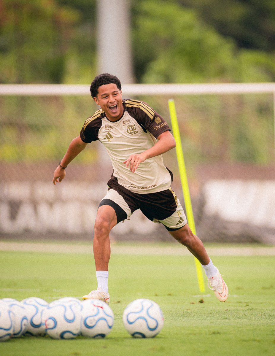 CentralFlaNacao's tweet photo. Nem lembrava que o Flamengo tinha comprado esse boneco aqui 

📸 Adriano Fontes/Flamengo https://t.co/w11fmq9eaH